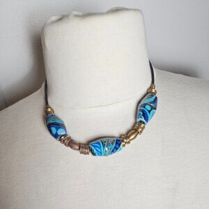 NECKLACE OF THREE WOODEN BEADS AND ANTIQUE GOLD TONE